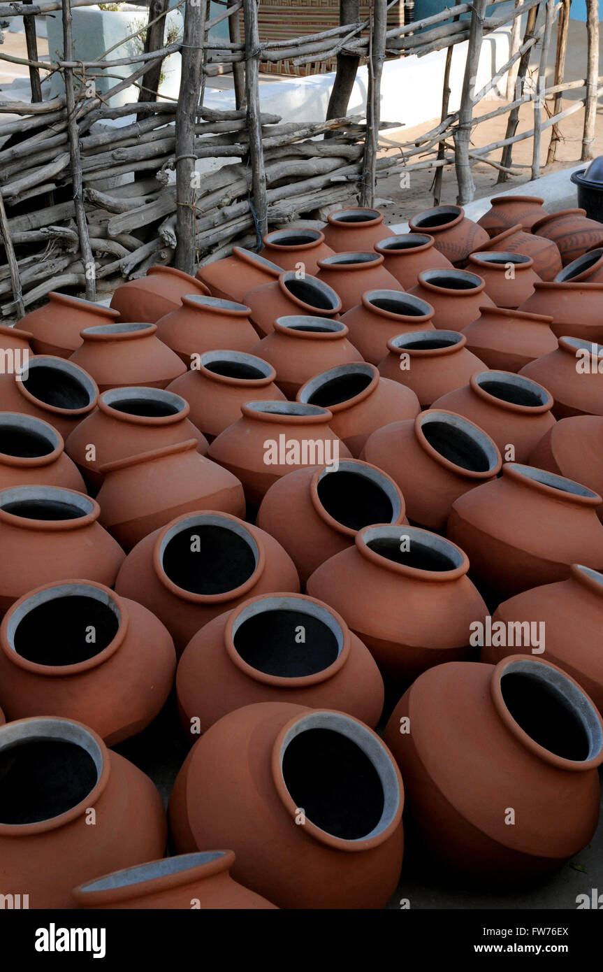 Pentole per la vendita ad una ceramica in un piccolo villaggio nei pressi di Khajuraho, Madhya Pradesh in India del Nord. Foto Stock