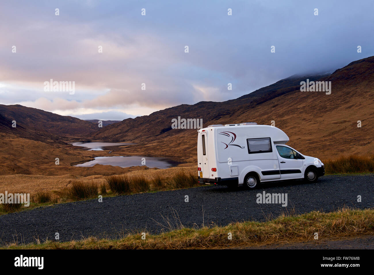 Romahome 25 parcheggiata vicino al Loch un Eilein, Lochan Ellen e Loch Airdeglais in Glen More, Isle of Mull, Ebridi Interne, Scotland Regno Unito Foto Stock