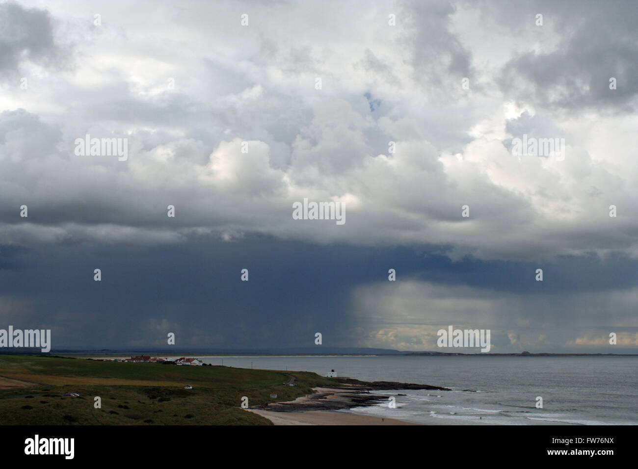 Nuvole temporalesche su Lindisfarne Foto Stock