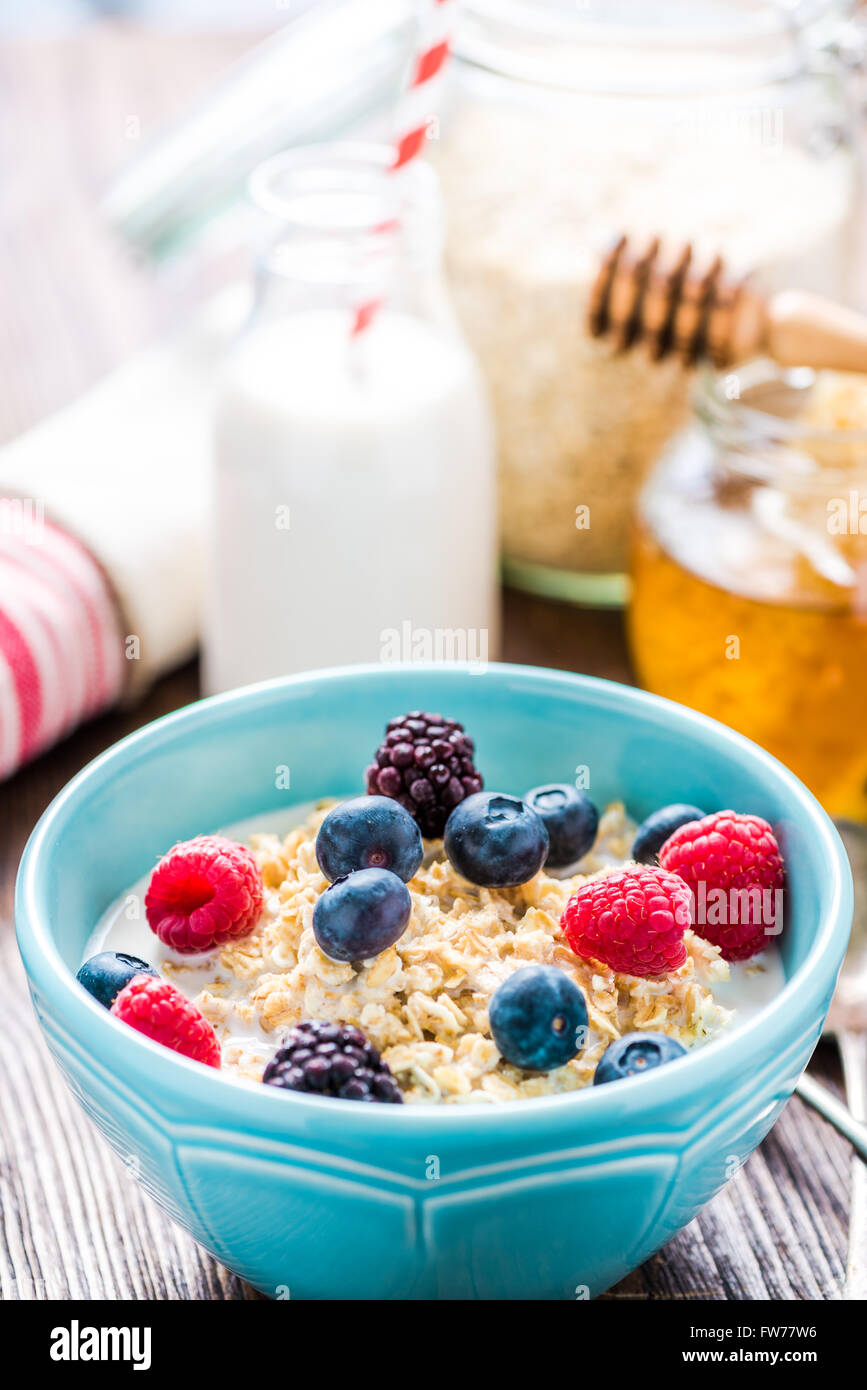 Porridge di avena wirh estate frutti di bosco e miele. Colazione sana nozione. Foto Stock