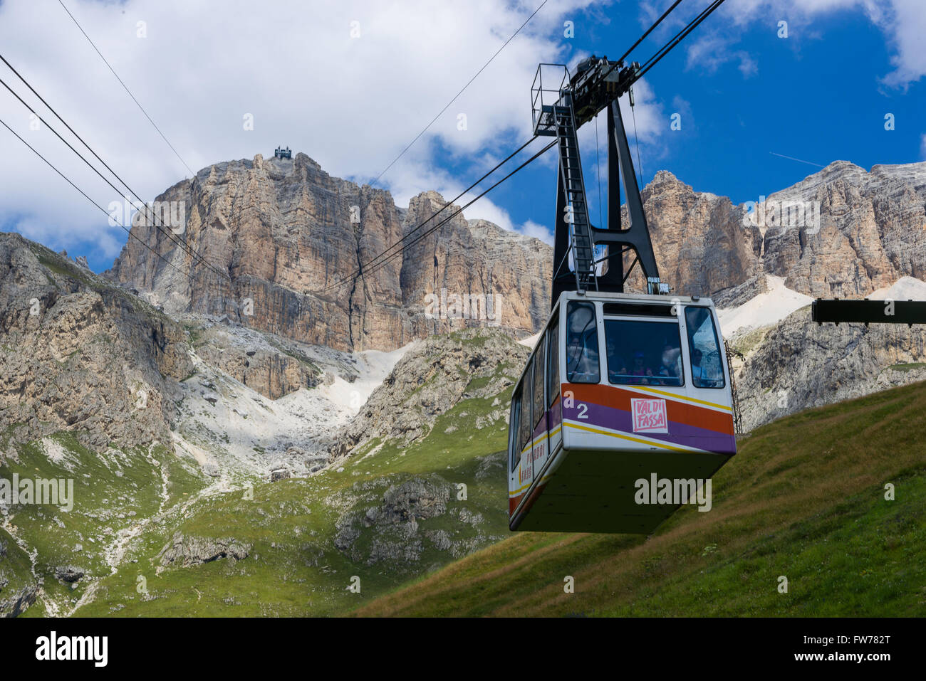 La funivia che collega Passo Pordoi al picco. Foto Stock