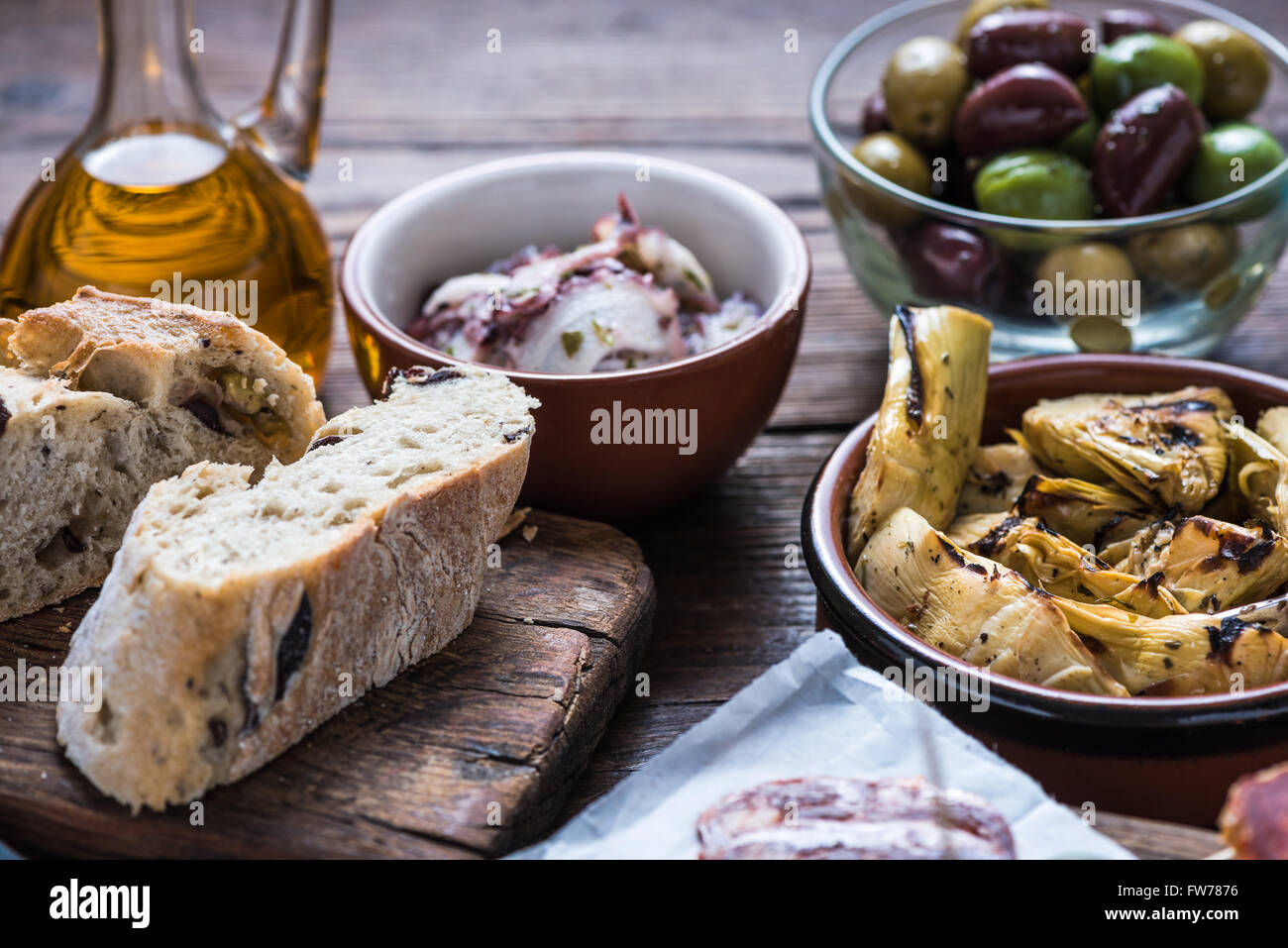 La condivisione di autentici tapas spagnoli con gli amici nel ristorante o bar. Vista da sopra. Foto Stock