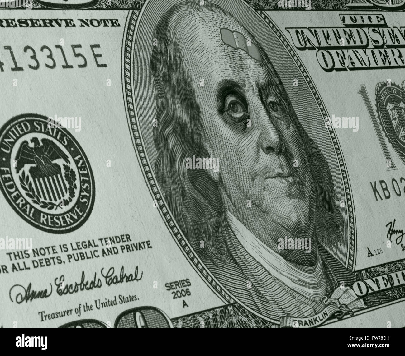 Ben Franklin sport un occhio nero e la benda sulla faccia di noi un centinaio di dollari che illustra un debole dollaro USA. Foto Stock