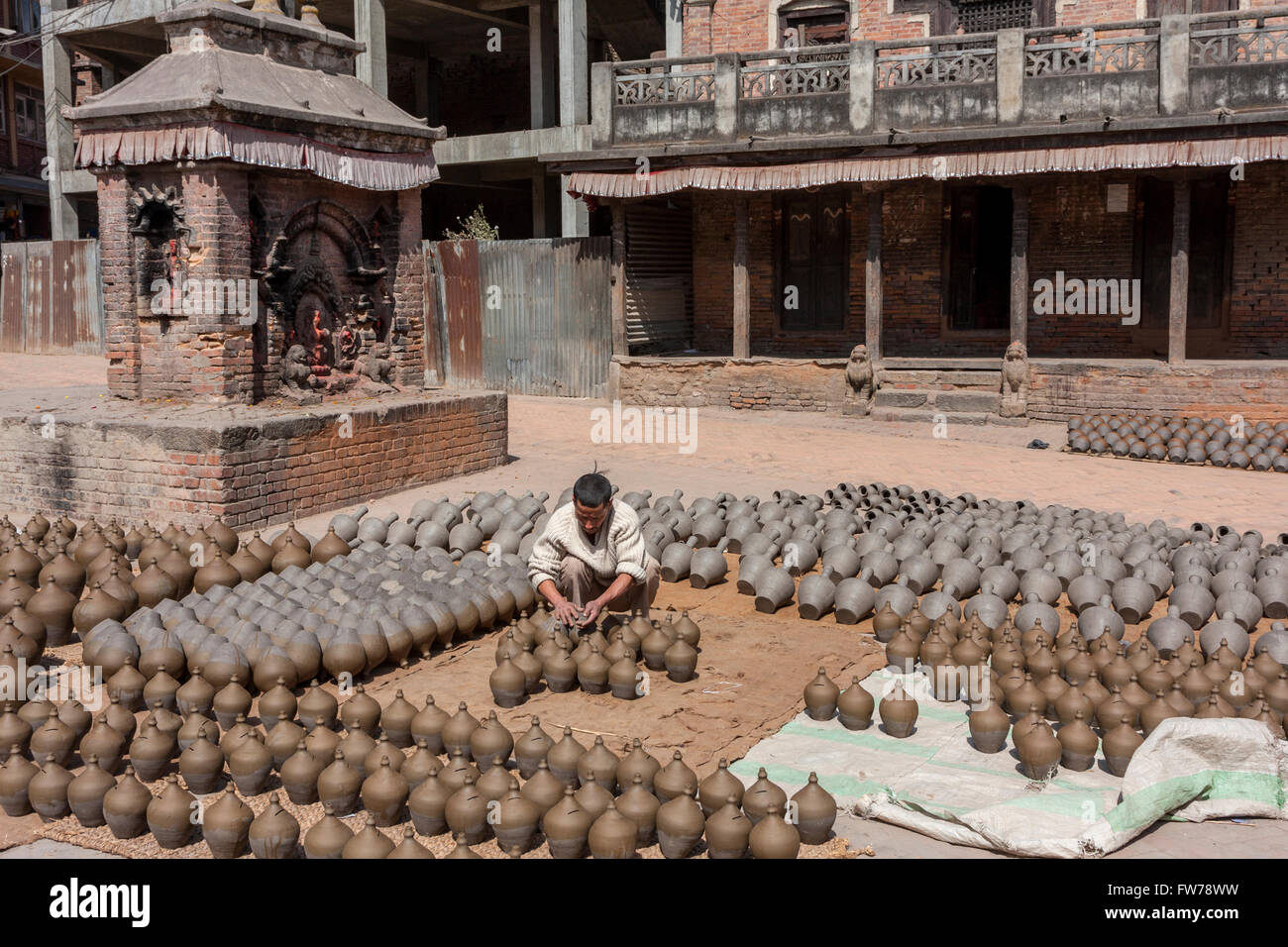 Bhaktapur, Nepal. Il vasaio al lavoro a Vasai Square. Foto Stock