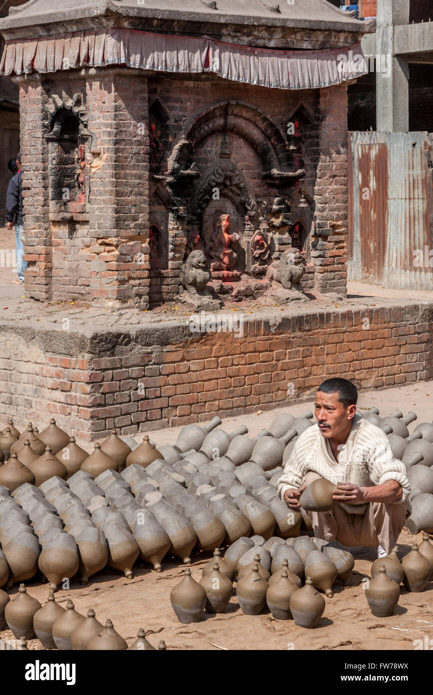 Bhaktapur, Nepal. Il vasaio al lavoro a Vasai Square. Foto Stock