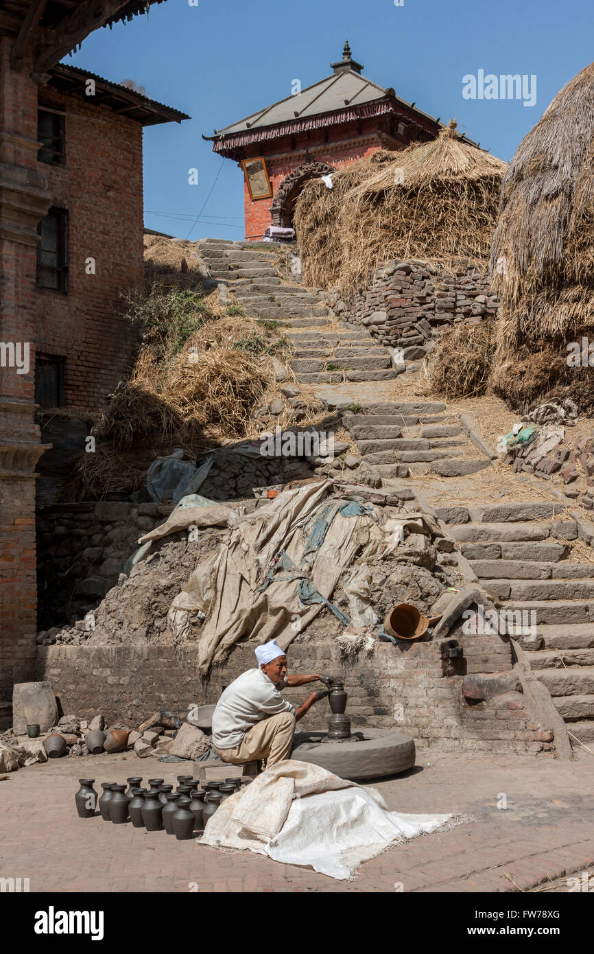 Bhaktapur, Nepal. Il vasaio al lavoro a Vasai Square. Foto Stock