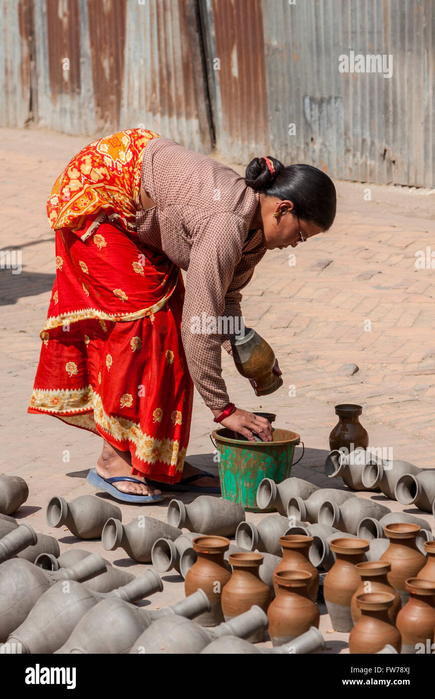 Bhaktapur, Nepal. Il vasaio al lavoro a Vasai Square. Foto Stock