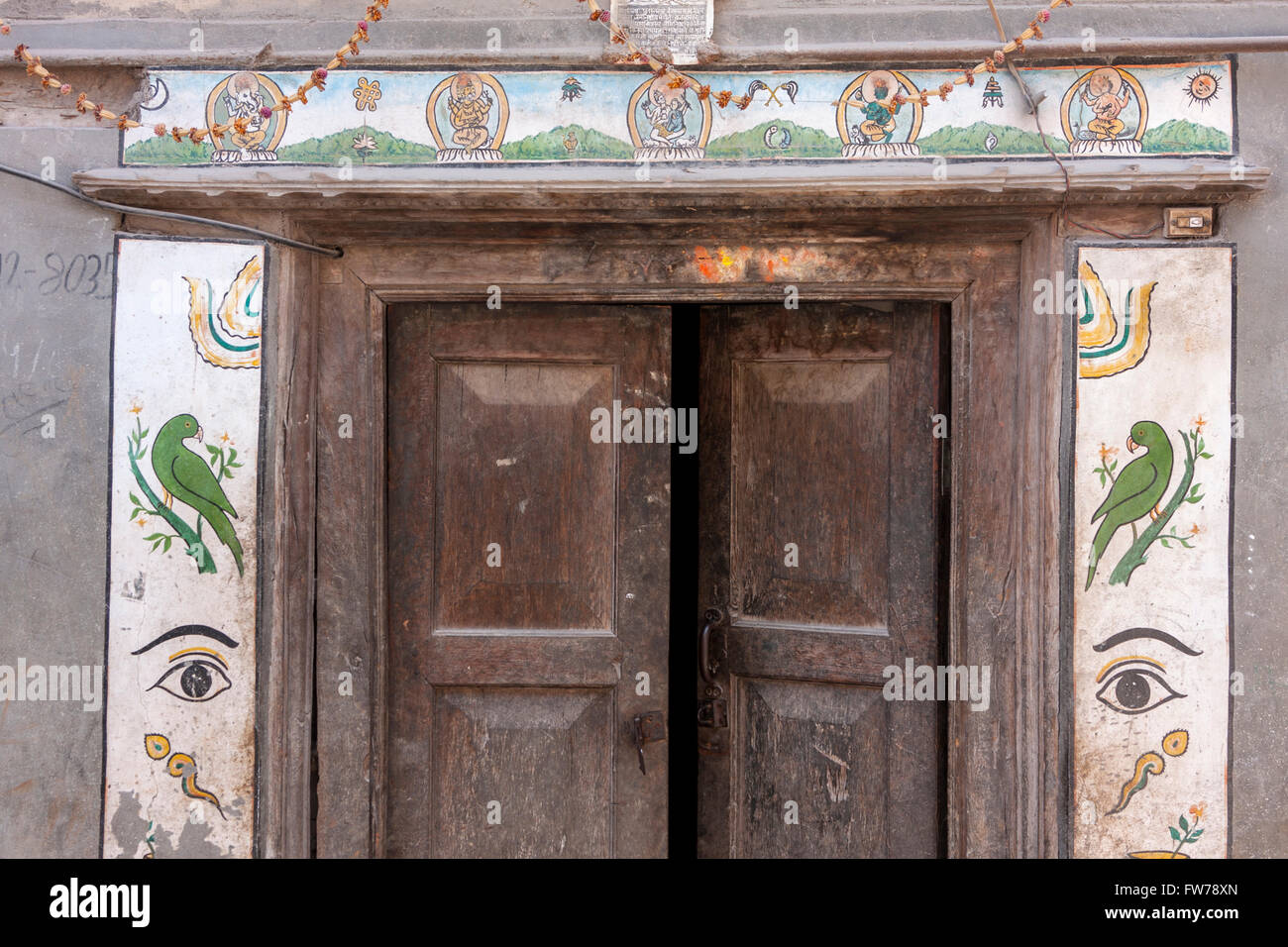 Bhaktapur, Nepal. Il telaio della porta con indù e simboli Folk per la decorazione. Foto Stock