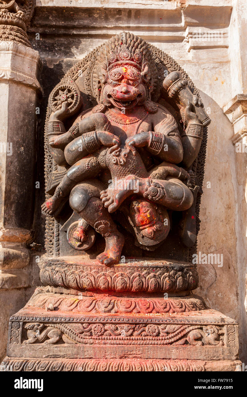 Bhaktapur, Nepal. La scultura in pietra che mostra Narasimha, uomo-lion Avatar di Vishnu, vittoriosa sopra il demone Hiranyakasipu. Foto Stock