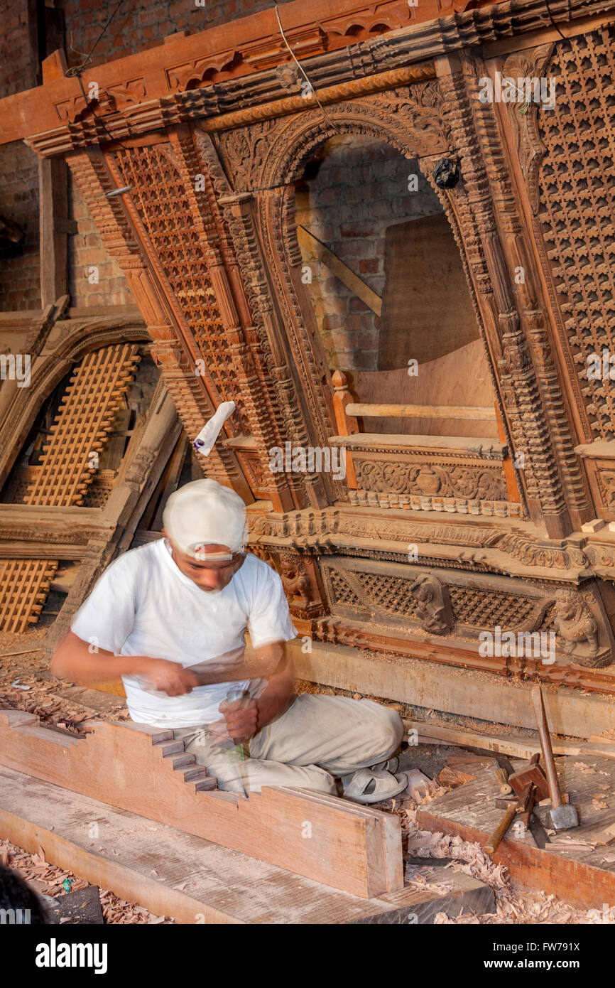 Bhaktapur, Nepal. Woodworker al Lavoro, Facendo Una Cornice della finestra. Foto Stock