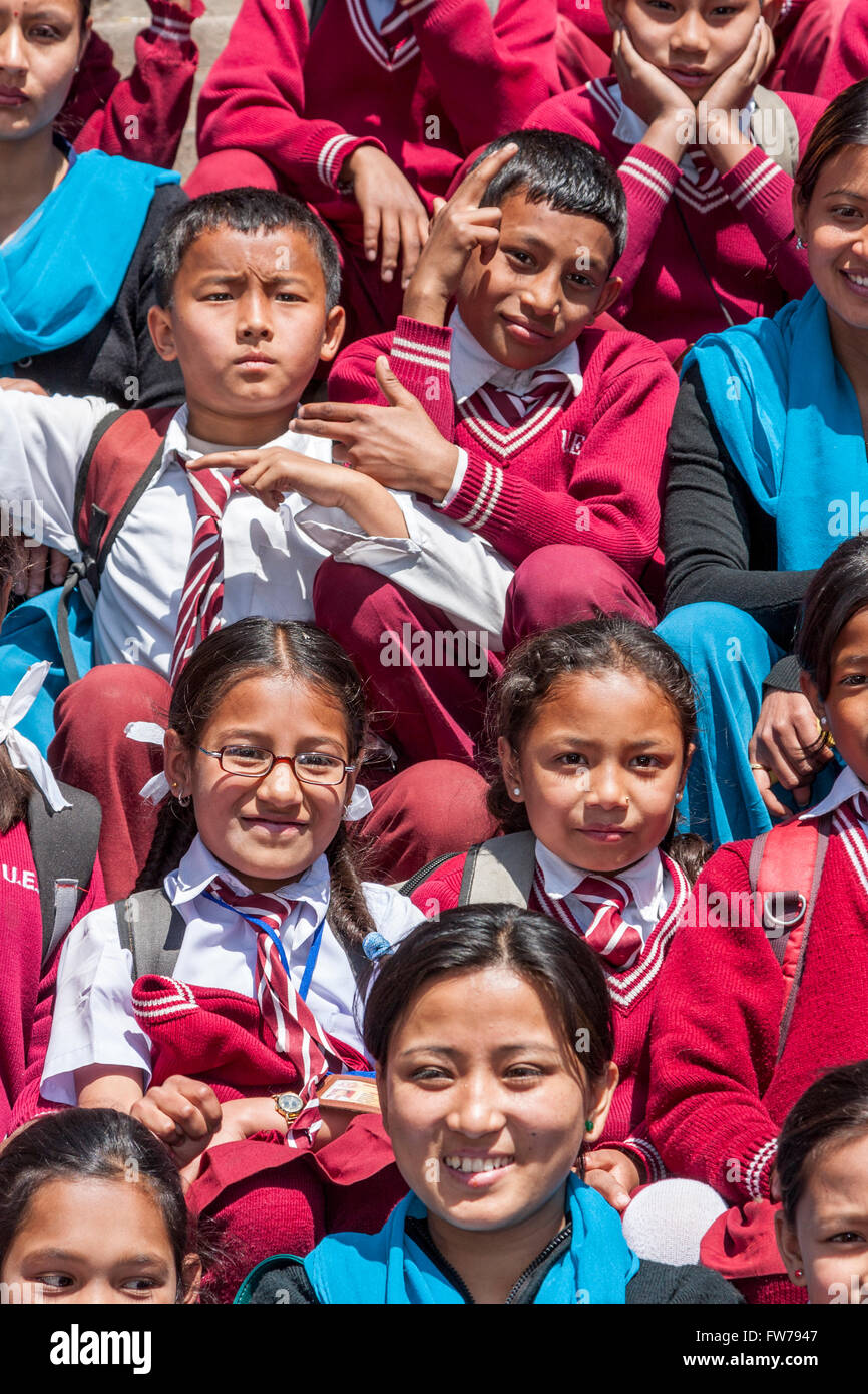 Bhaktapur, Nepal. Scolari seduti sui gradini del tempio Nyatapola. Foto Stock