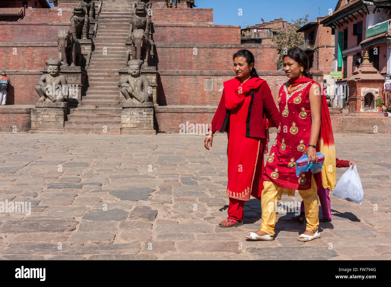 Bhaktapur, Nepal. Le donne, Taumadhi Tole Square. Wrestler Rajput-guardiani Jayamel Phattu e scale di guardia del Tempio Nyatapola. Foto Stock