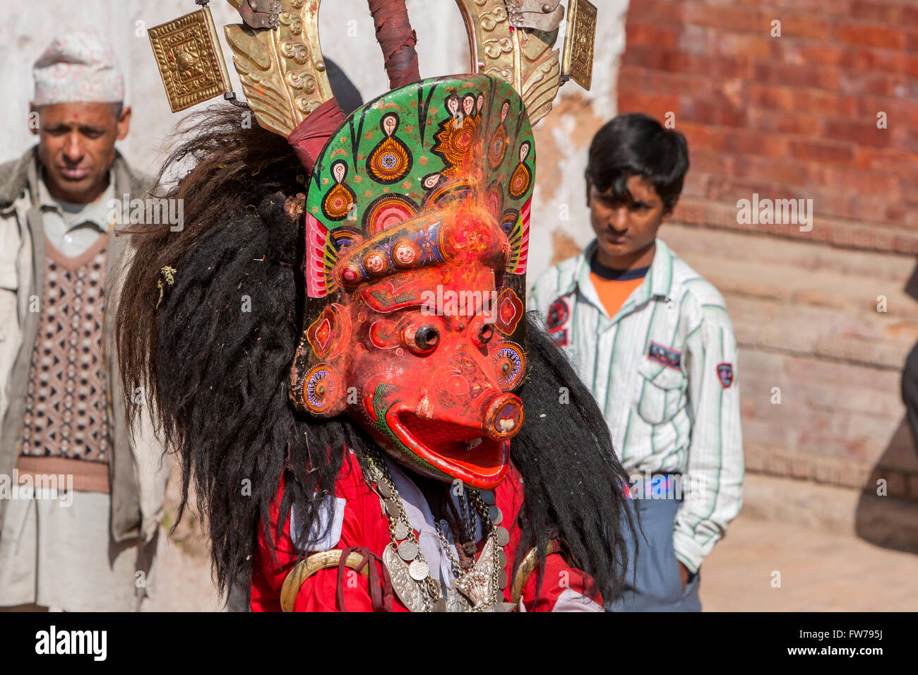 Bhaktapur, Nepal. La ballerina indossa indù maschera cerimoniale. Foto Stock