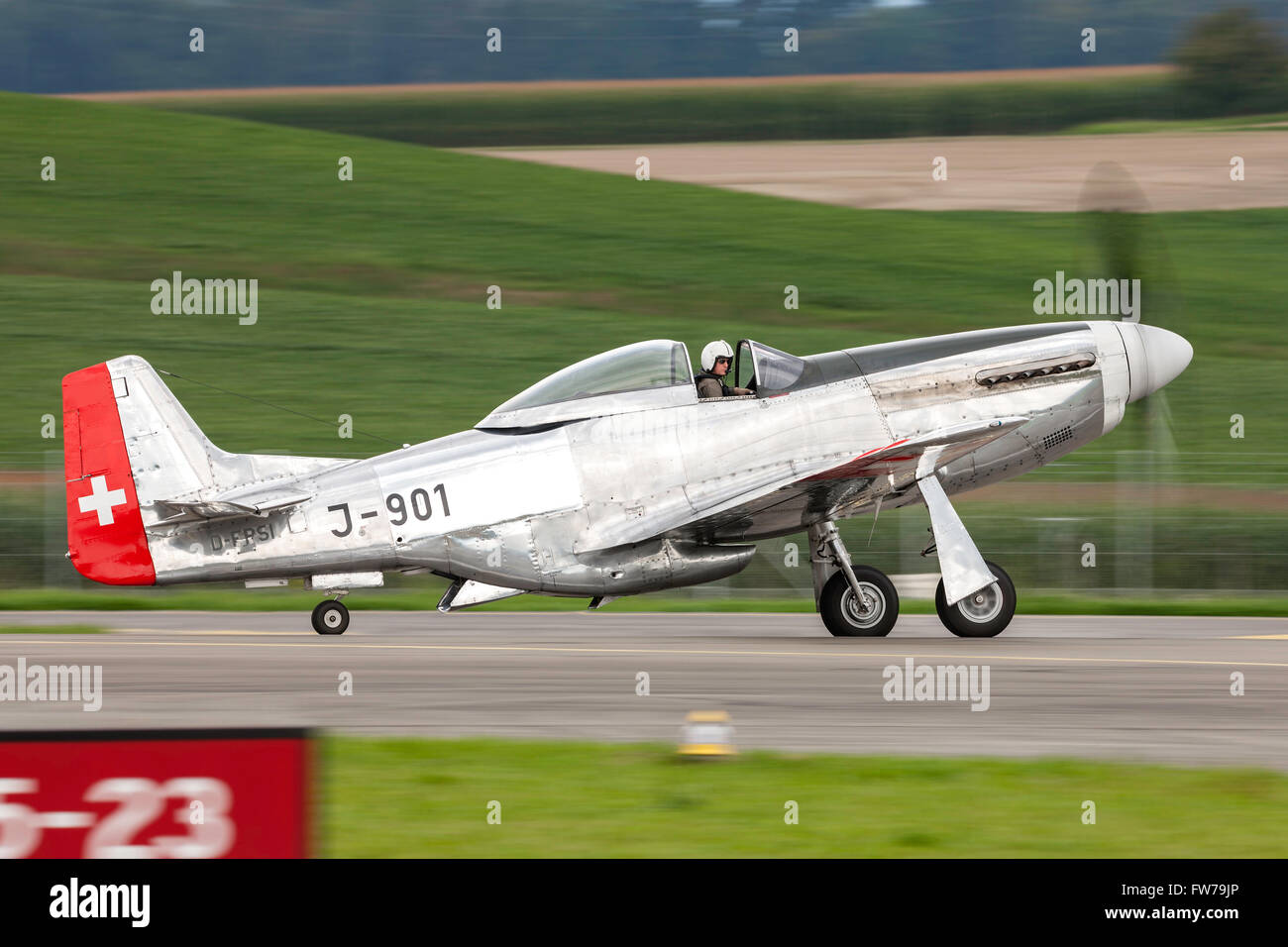 La North American Aviation P-51D Mustang (D-FPSI) la II Guerra Mondiale degli aerei da caccia in Swiss Air Force iscrizioni Foto Stock