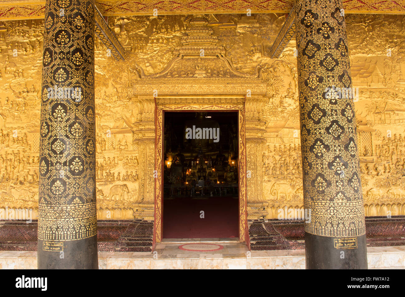 Questa immagine mostra un dettaglio Wat, porta, da parete, su palo, in Wat Mai (Luang Prabang, Laos) Foto Stock