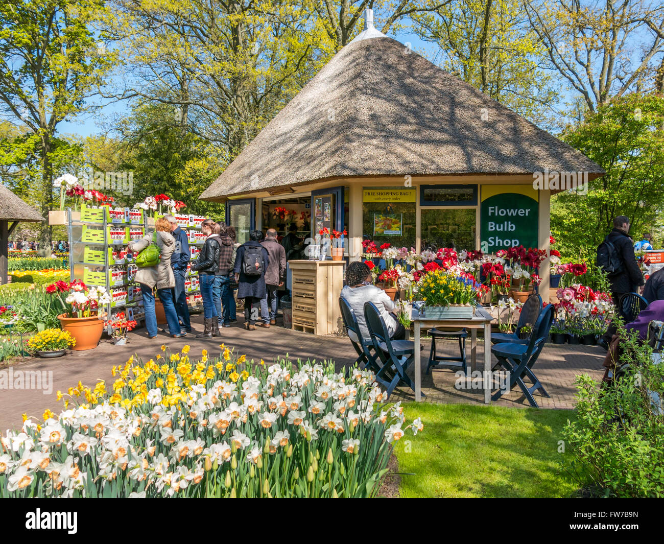 I turisti acquistare regali a bulbi di fiori regali in primavera in giardini Keukenhof, South Holland, Paesi Bassi Foto Stock