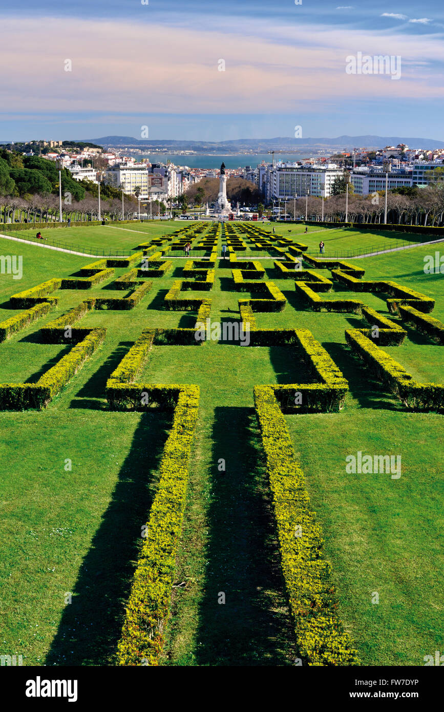 Il portogallo Lisbona: Vista del giardino parco Eduardo VII con il fiume Tago a fine Foto Stock