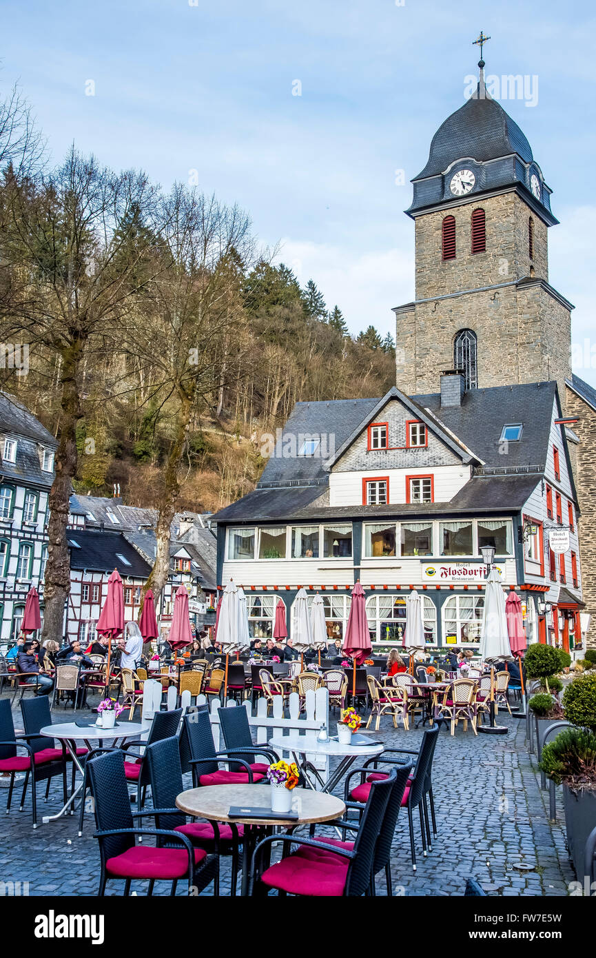 Scena di strada nella vecchia città medievale di Monschau nel nord-ovest della Germania, Foto Stock