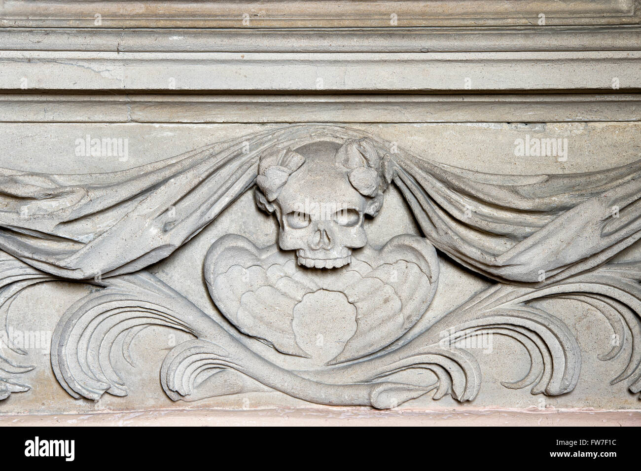 Cranio e ali scultura in pietra di San Giovanni Evangelista Chiesa, Elkstone, Gloucestershire, Cotswolds, Inghilterra Foto Stock