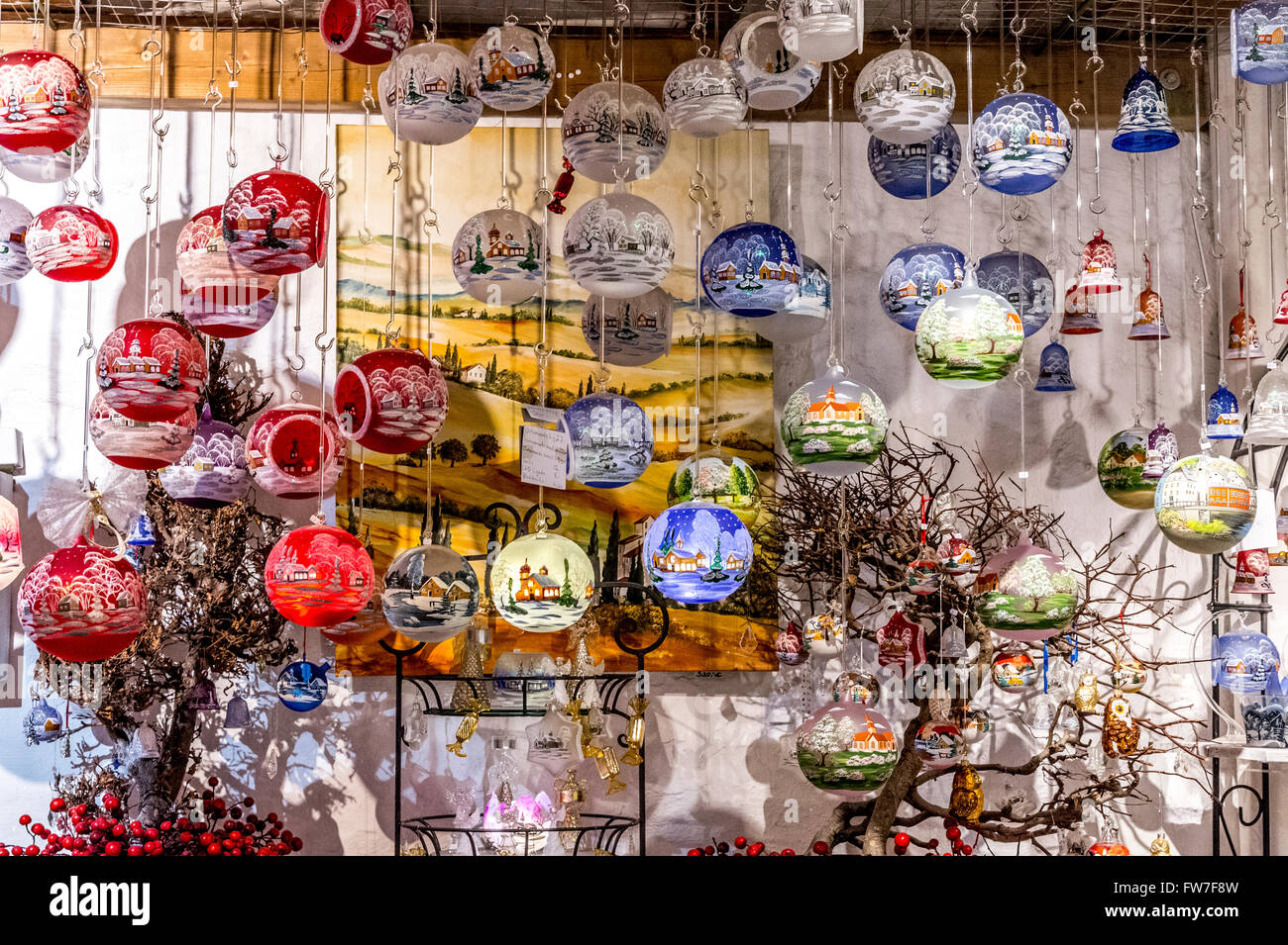 Scena di strada e di esposizione in vetrina nella vecchia città medievale di Monschau nel nord-ovest della Germania, Foto Stock