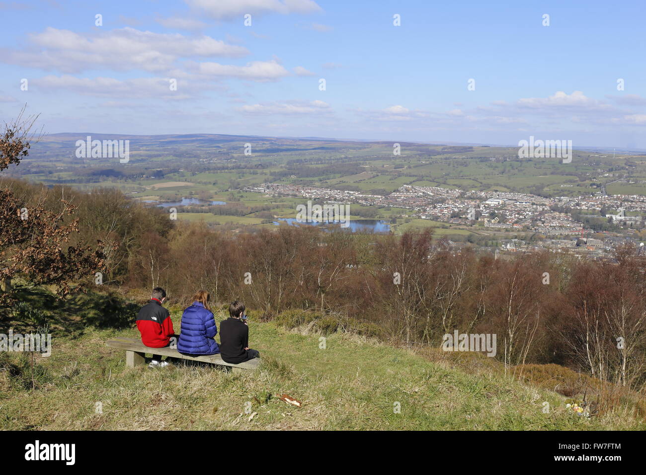 Visitatori guardando le Wharfe Valley a sorpresa vista, Otley Chevin, West Yorkshire Foto Stock