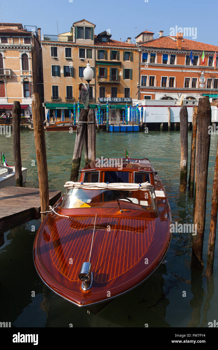 Water-Taxi tradizionale a San Marco canal. L'acqua taxi è un tradizionale fondo piatto veneziano barca a motore che ben si adatta ad Foto Stock