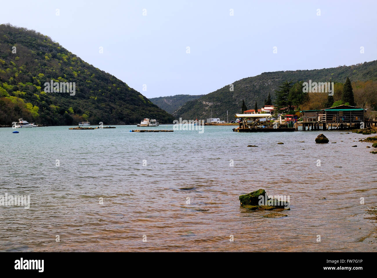 Istria, Croazia. Fiordo di Limski o Lim canal è una peculiare caratteristica geografica trovata nei pressi di Rovigno ed Orsera sulla costa occidentale dell'Istria, a sud di Porec, in Croazia. Il nome deriva dal latino limes per 'limit', riferendosi a rilievi la posizione al confine delle due province romane: Dalmazia e Italia. Foto Stock