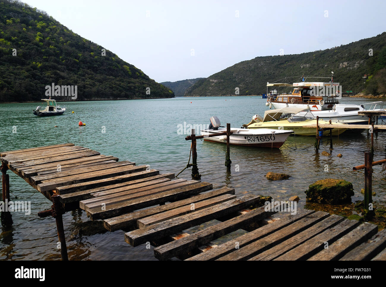 Istria, Croazia. Fiordo di Limski o Lim canal è una peculiare caratteristica geografica trovata nei pressi di Rovigno ed Orsera sulla costa occidentale dell'Istria, a sud di Porec, in Croazia. Il nome deriva dal latino limes per 'limit', riferendosi a rilievi la posizione al confine delle due province romane: Dalmazia e Italia. Foto Stock