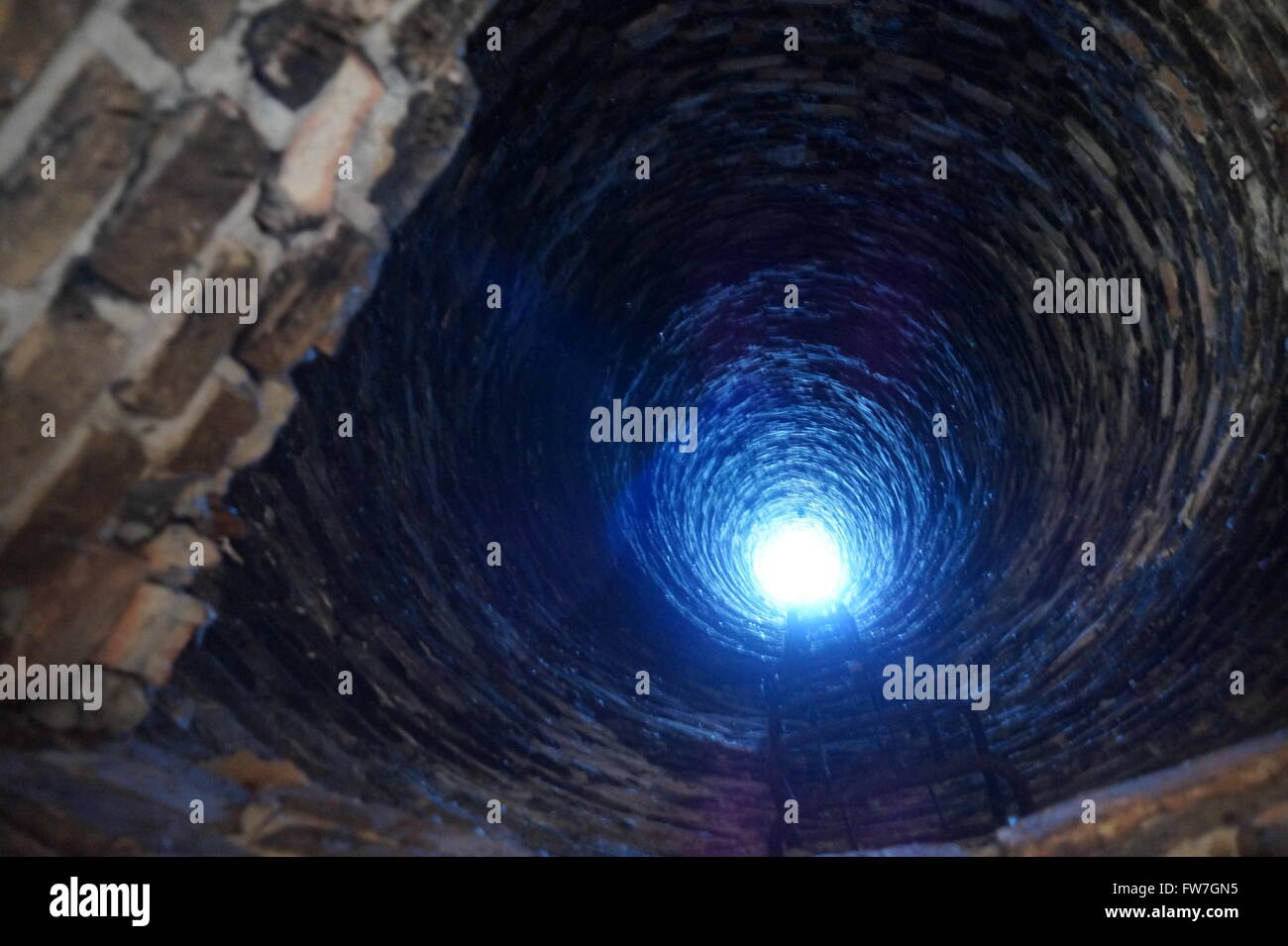 Luce naturale alla fine del tunnel. Foto Stock