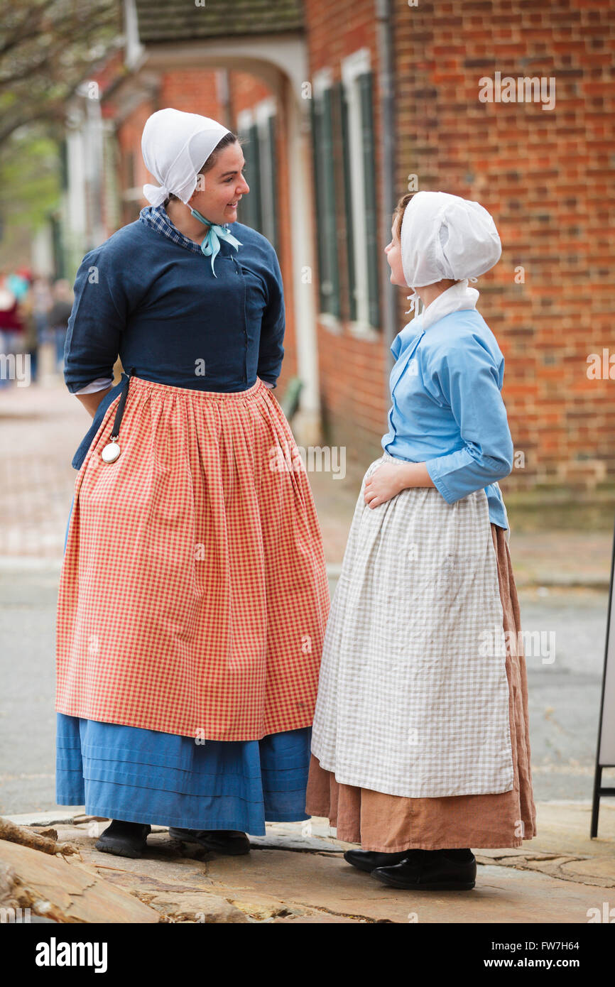 Guide in costume sono storia viva dei Moravi nella Vecchia Salem, Winston-Salem, North Carolina, Stati Uniti d'America. Foto Stock