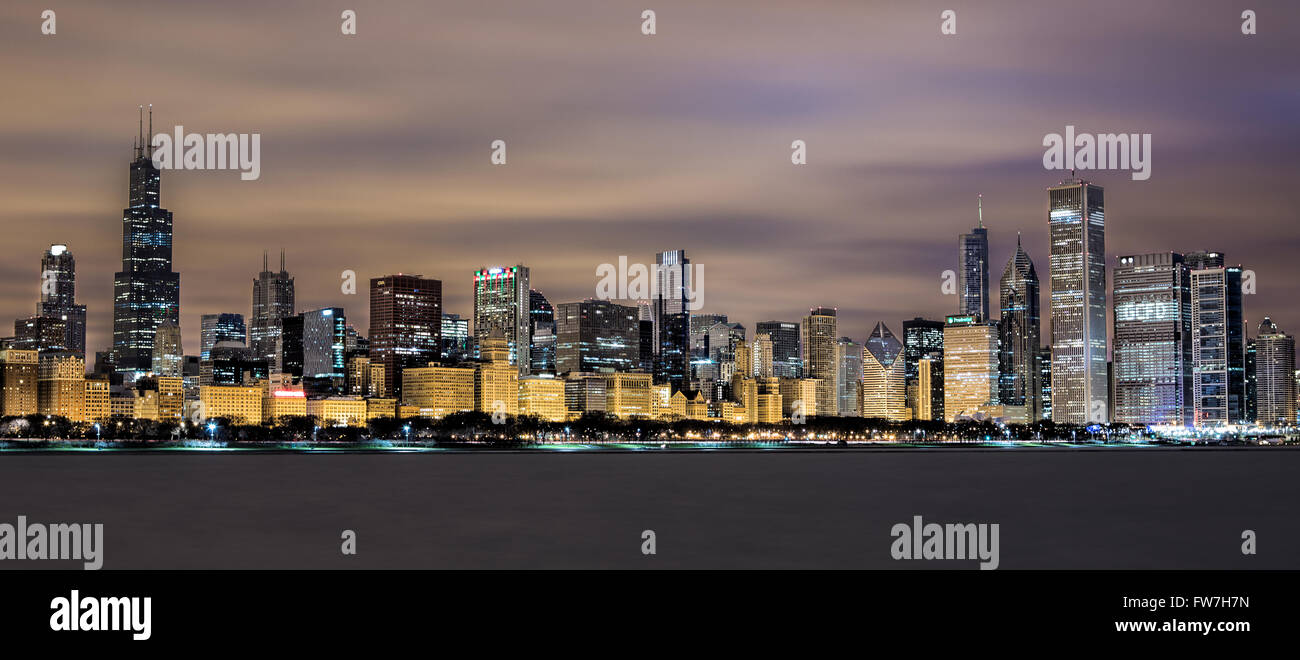 Sullo skyline di Chicago di notte Foto Stock