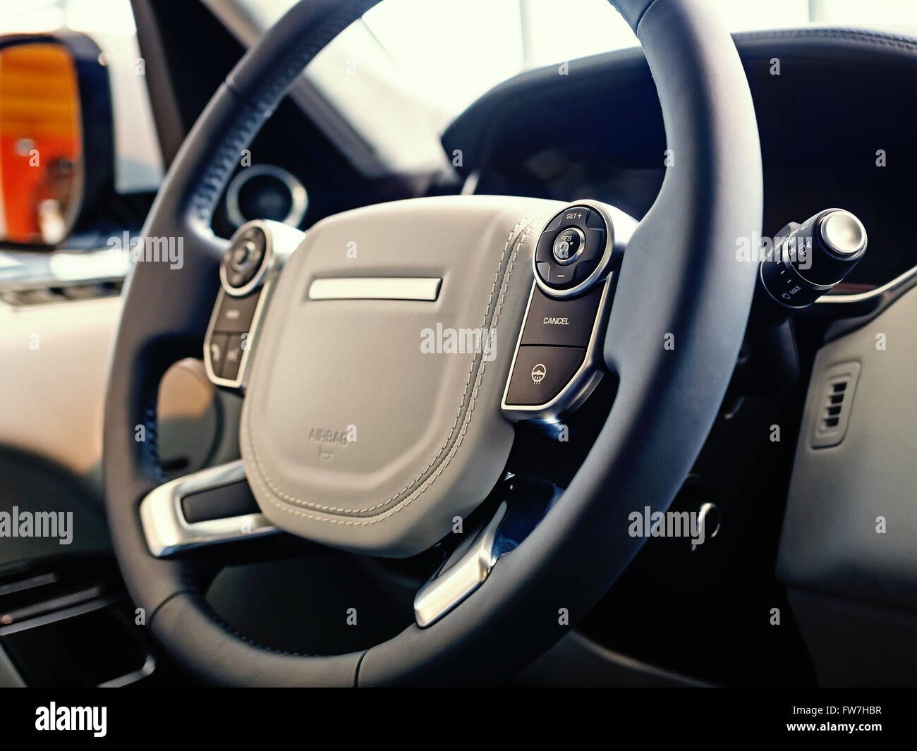 SUV di lusso interno: multifunzionale volante con pulsanti di comando e il cruscotto, profondità di campo Foto Stock