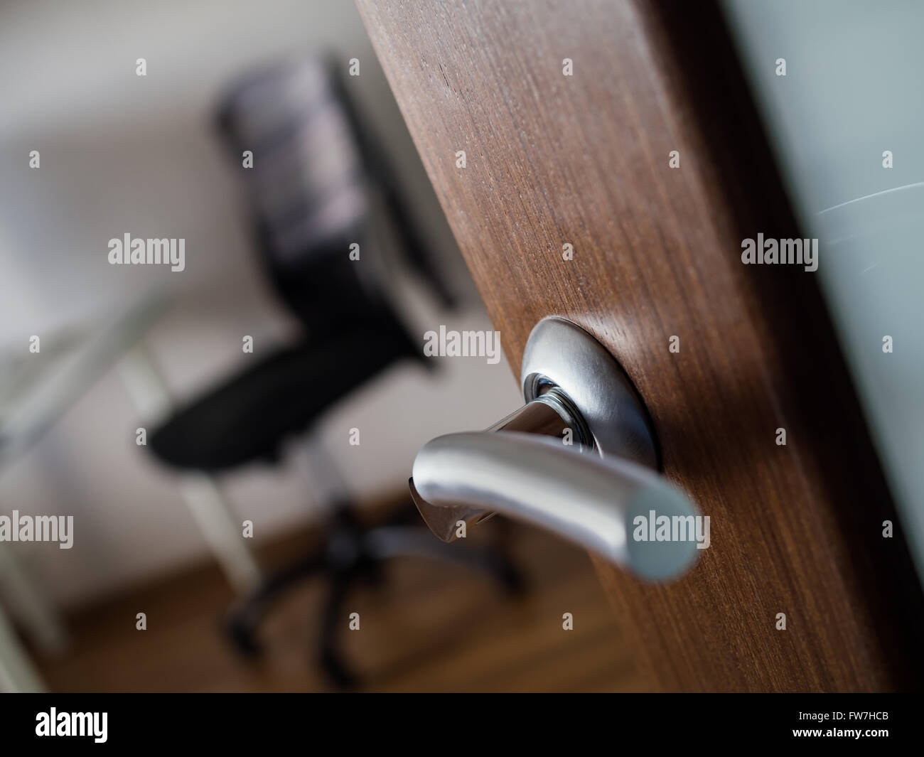 In primo piano della porta con soggiorno in background, profondità di campo Foto Stock