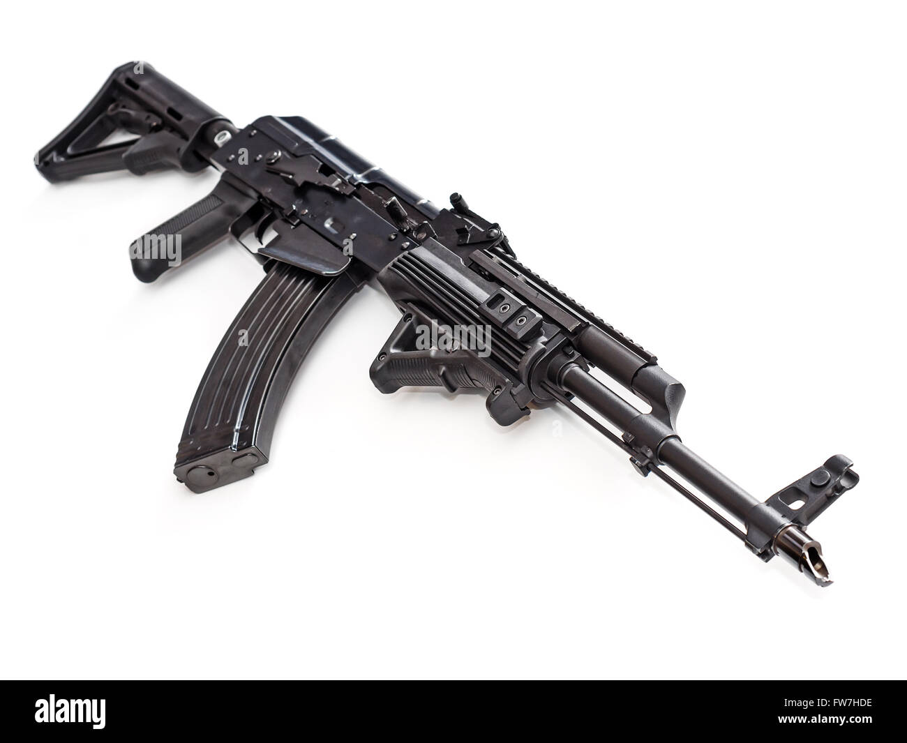 Tactical custom AK-47 fucile su sfondo bianco, la profondità di campo Foto Stock
