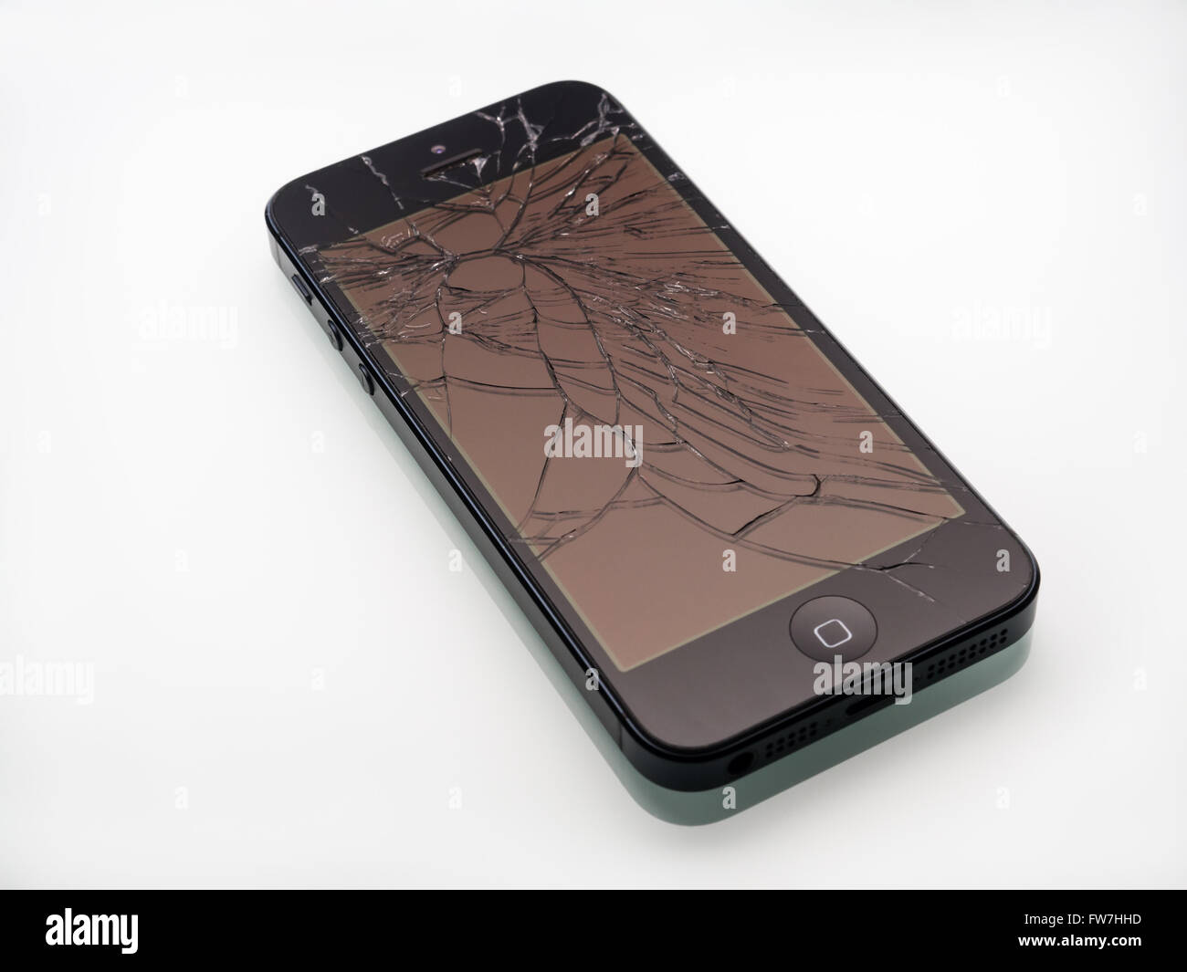 Los Angeles, CA, Stati Uniti d'America - 07 dicembre 2015: rotture di Apple iPhone con schermo rotto su sfondo bianco, il fuoco selettivo Foto Stock