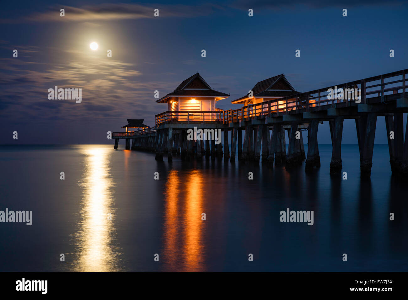 Luna piena impostazione sulla Napoli Molo, Naples, Florida, Stati Uniti d'America Foto Stock