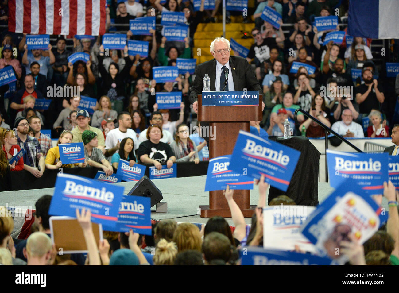 Saint Charles, MO, Stati Uniti d'America - 14 Marzo 2016: noi il senatore e candidato presidenziale democratico Bernie Sanders parla al rally. Foto Stock