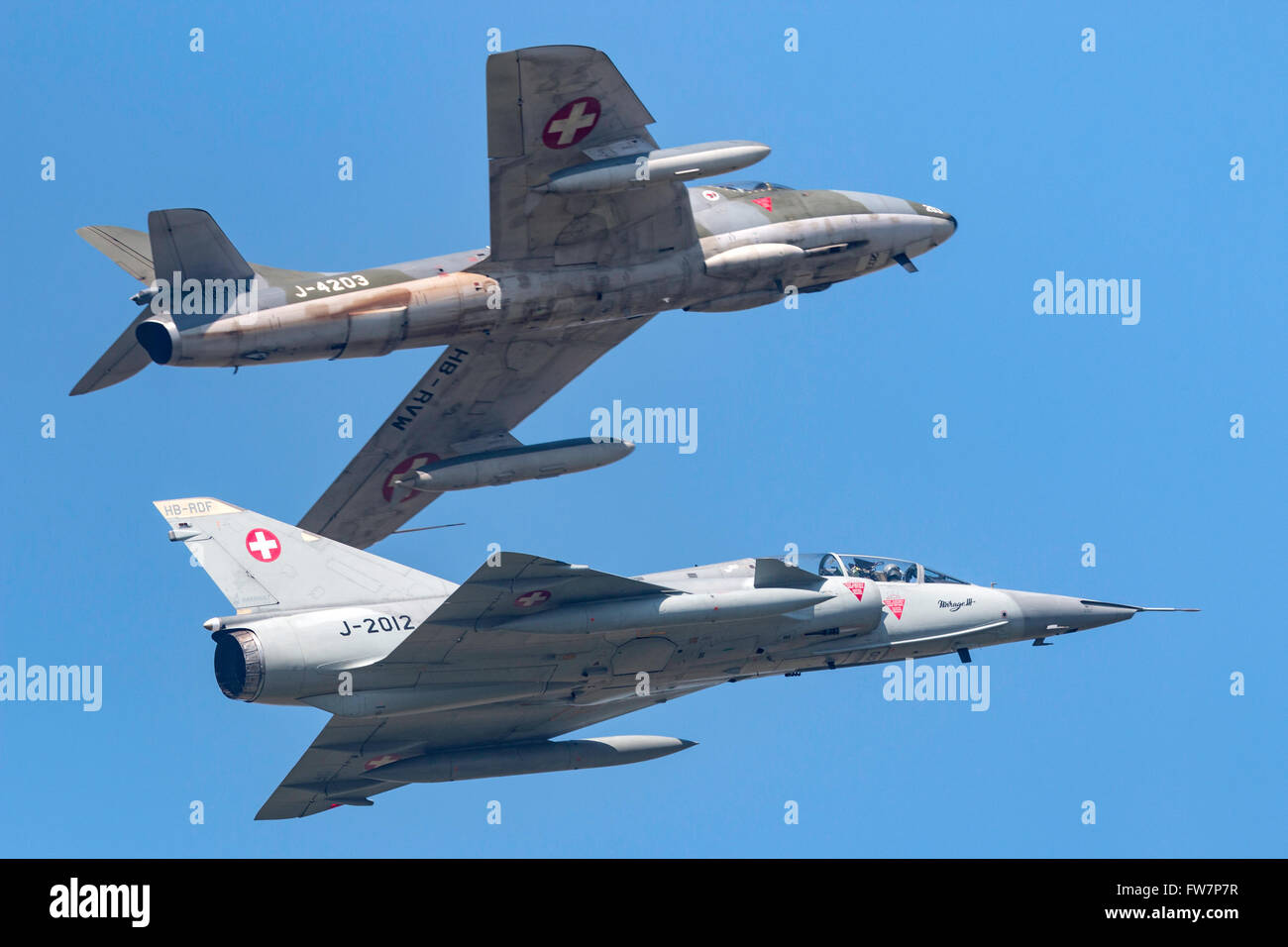 Ex Swiss Air Force Dassault Mirage III DS fighter aircraft HB-RDF volare in formazione con Hawker Hunter HB-RVW. Foto Stock