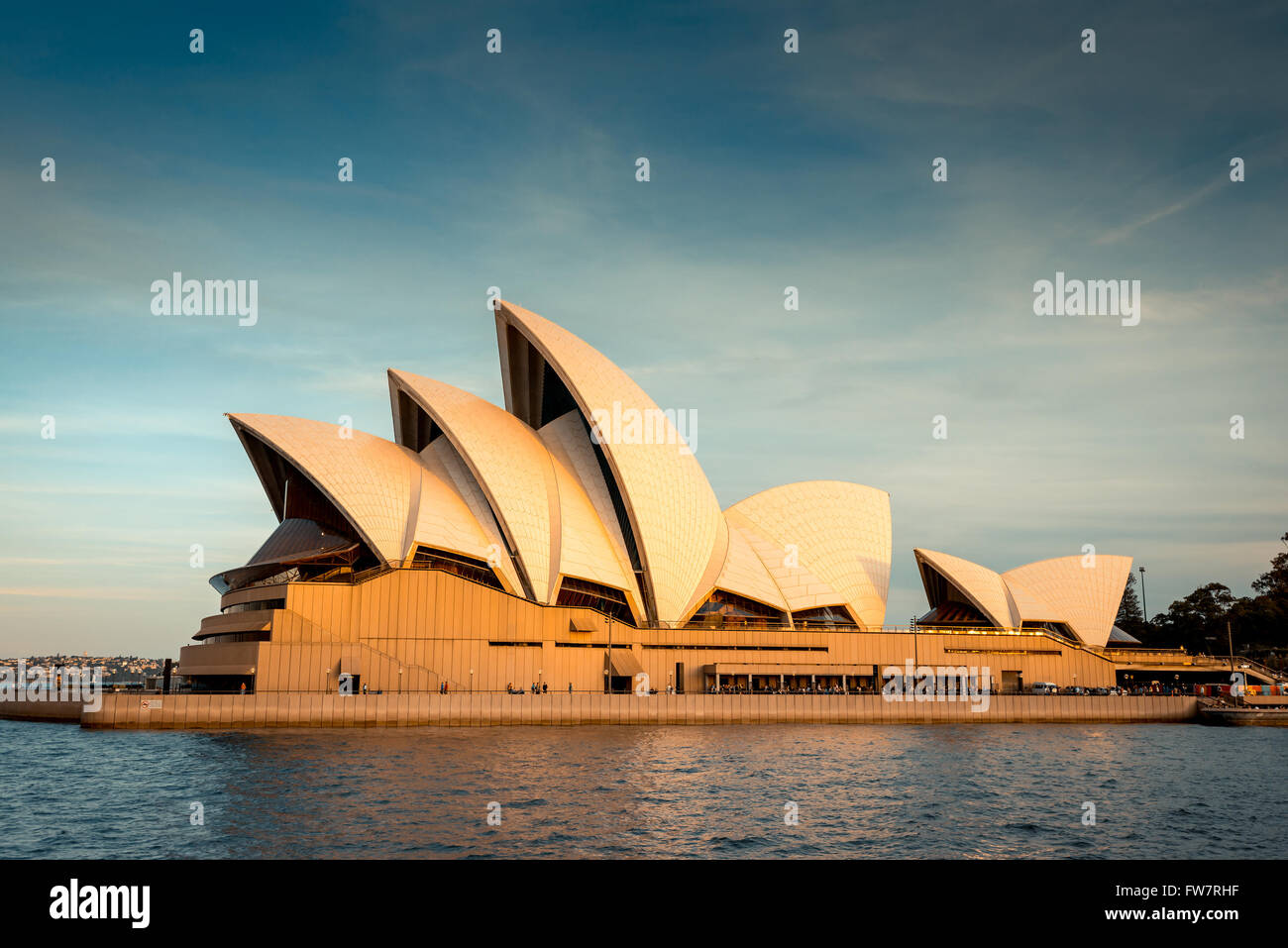 Sydney, Australia - 11 Novembre 2016: Opera House al tramonto. Vista dall arrivo del traghetto. Colore tonificare gli effetti applicati. Foto Stock