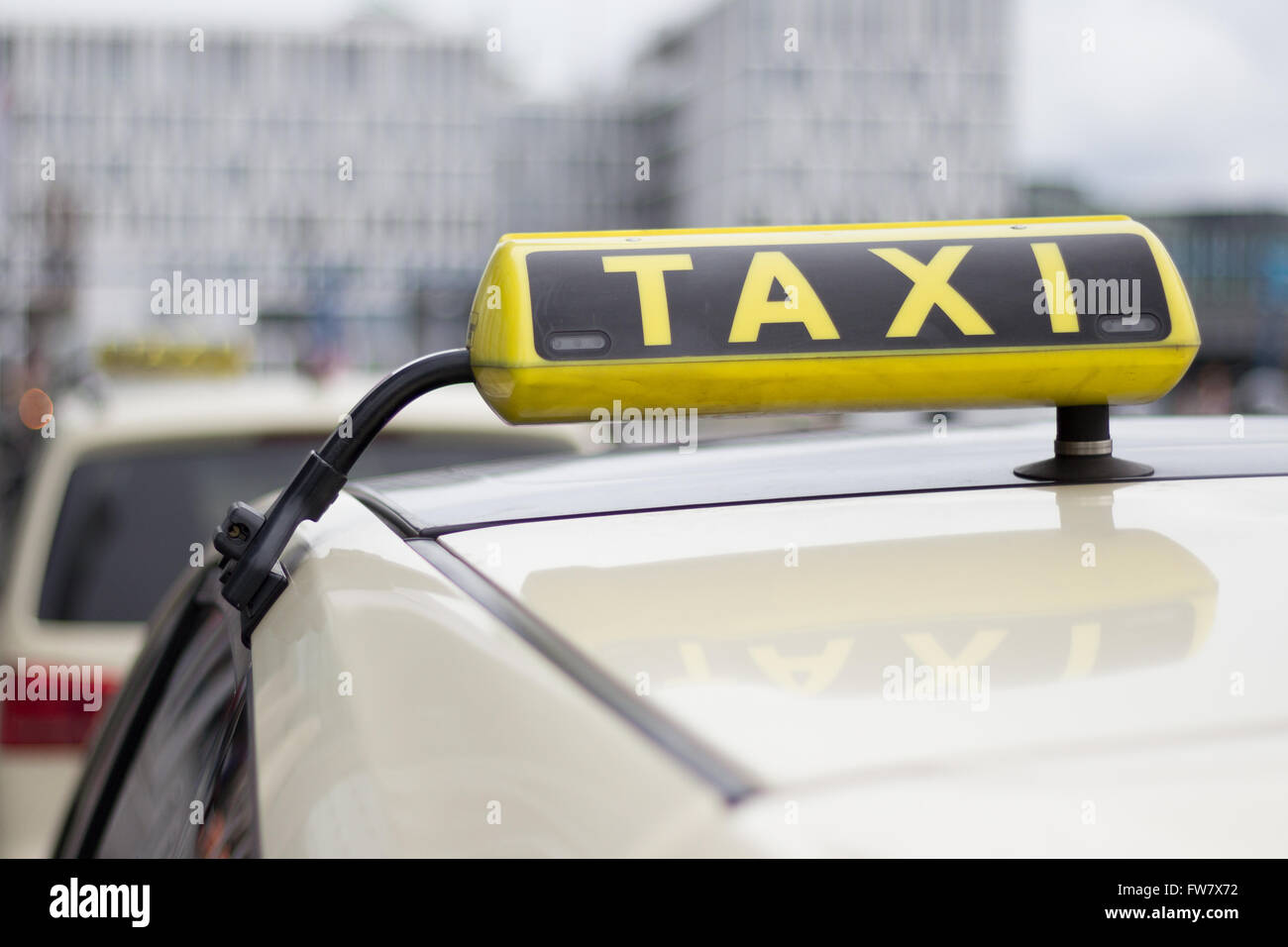 In attesa taxi auto di fronte la stazione ferroviaria principale (Berlin Hauptbahnhof) di Berlino, Germania. Foto Stock
