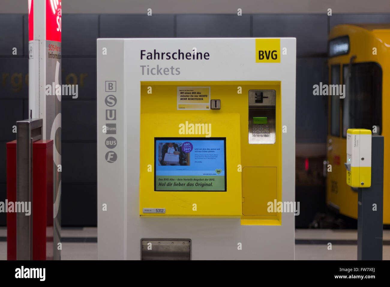 Lpp biglietto distributori automatici nella stazione della metropolitana di Berlino, Germania. Foto Stock