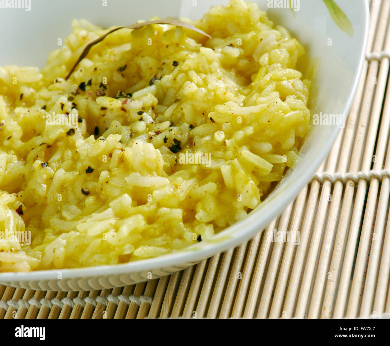 Tamarindo Puliyogare riso. A sud di riso indiano preparazione tipicamente consumato come uno snack Foto Stock