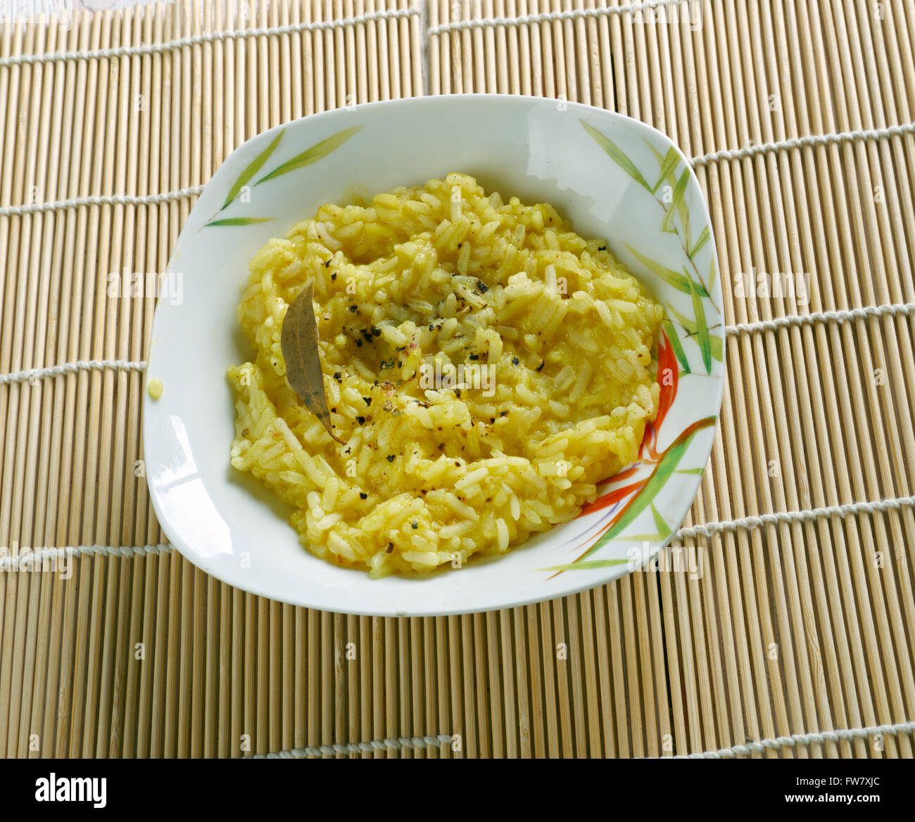 Tamarindo Puliyogare riso. A sud di riso indiano preparazione tipicamente consumato come uno snack Foto Stock