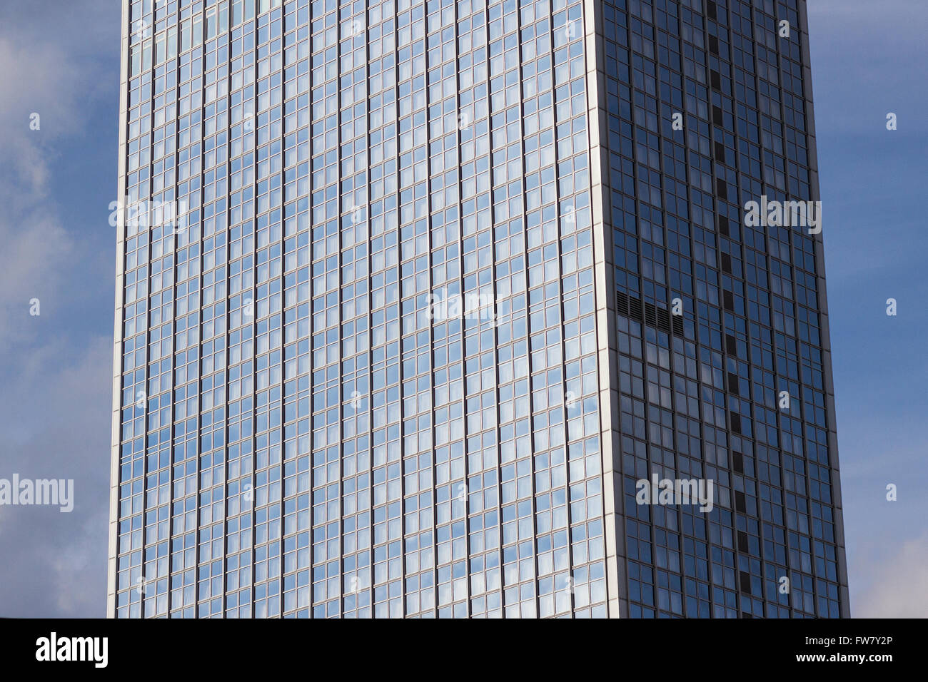 Alto edificio della facciata - torre di uffici esterno Foto Stock
