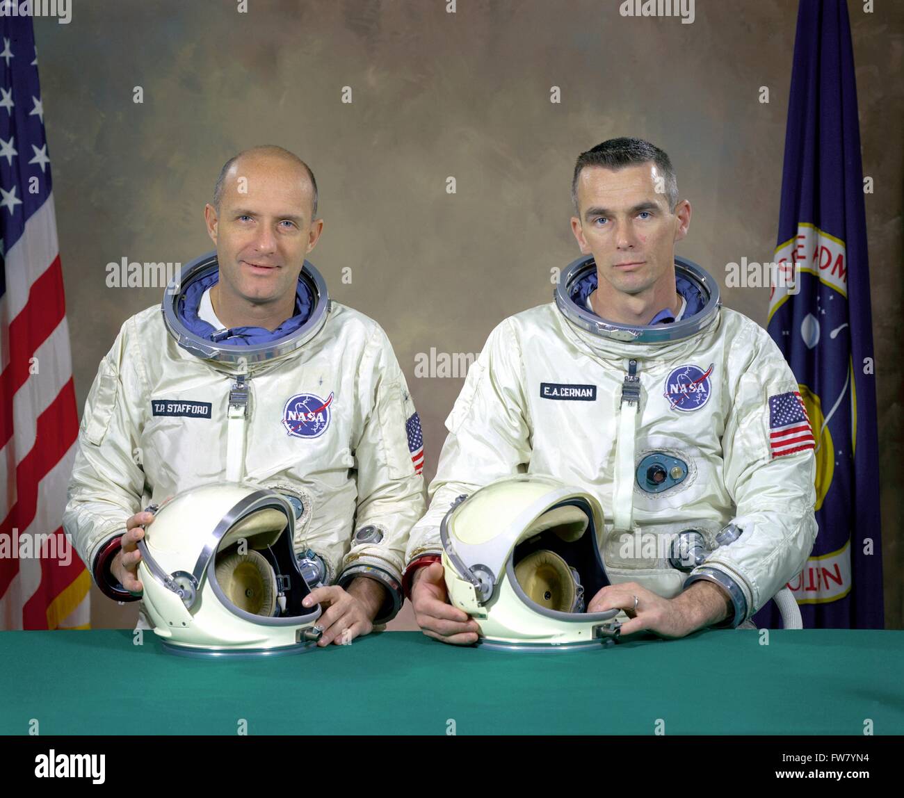 Il Gemini IX missione spaziale di backup i membri di equipaggio comandante, P. Thomas Stafford, a sinistra, e pilota Eugene A. Cernan nel loro tute spaziali presso il Johnson Space Center Gennaio 5, 1966 a Houston, Texas. Il back-up equipaggio divenne il primo equipaggio quando il 28 febbraio 1966, l'originale del primo equipaggio per la Gemini IX missione è stata uccisa quando la loro sede twin T- 38 trainer aerei jet si è schiantato in un edificio durante un approccio di atterraggio in cattive condizioni atmosferiche. Foto Stock