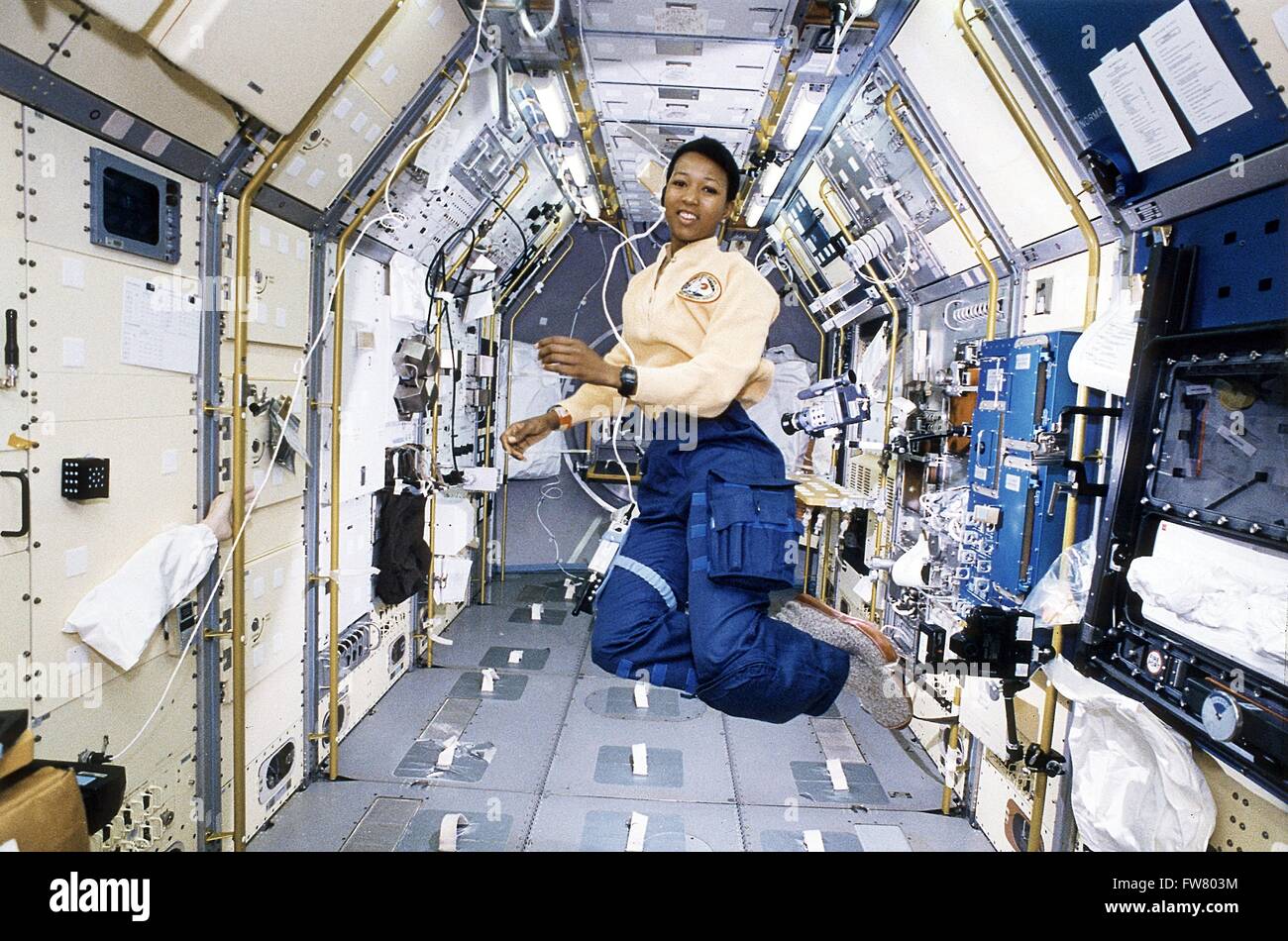 Astronauta Dottor Mae Jamison lavorando in Spacelab-J modulo a bordo della navetta spaziale Endeavour Ottobre 22, 1992 in orbita intorno alla terra. Jamison è diventata la prima donna afro-americana a volare nello spazio. Foto Stock