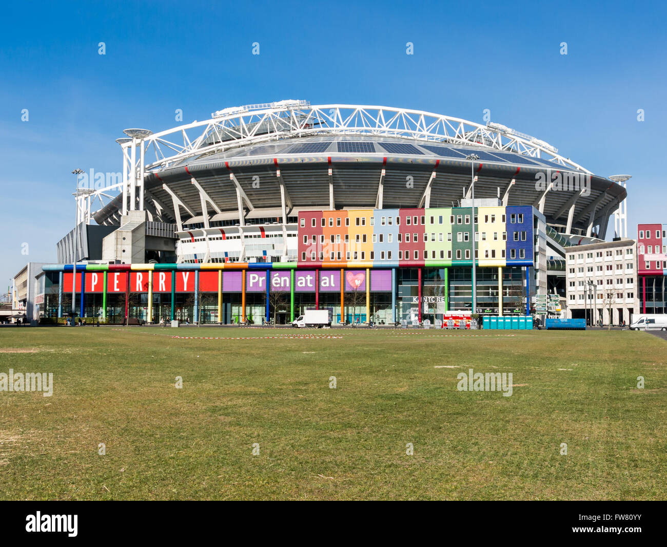 Arena e il viale dello shopping nel quartiere Zuidoost, Amsterdam, Paesi Bassi Foto Stock