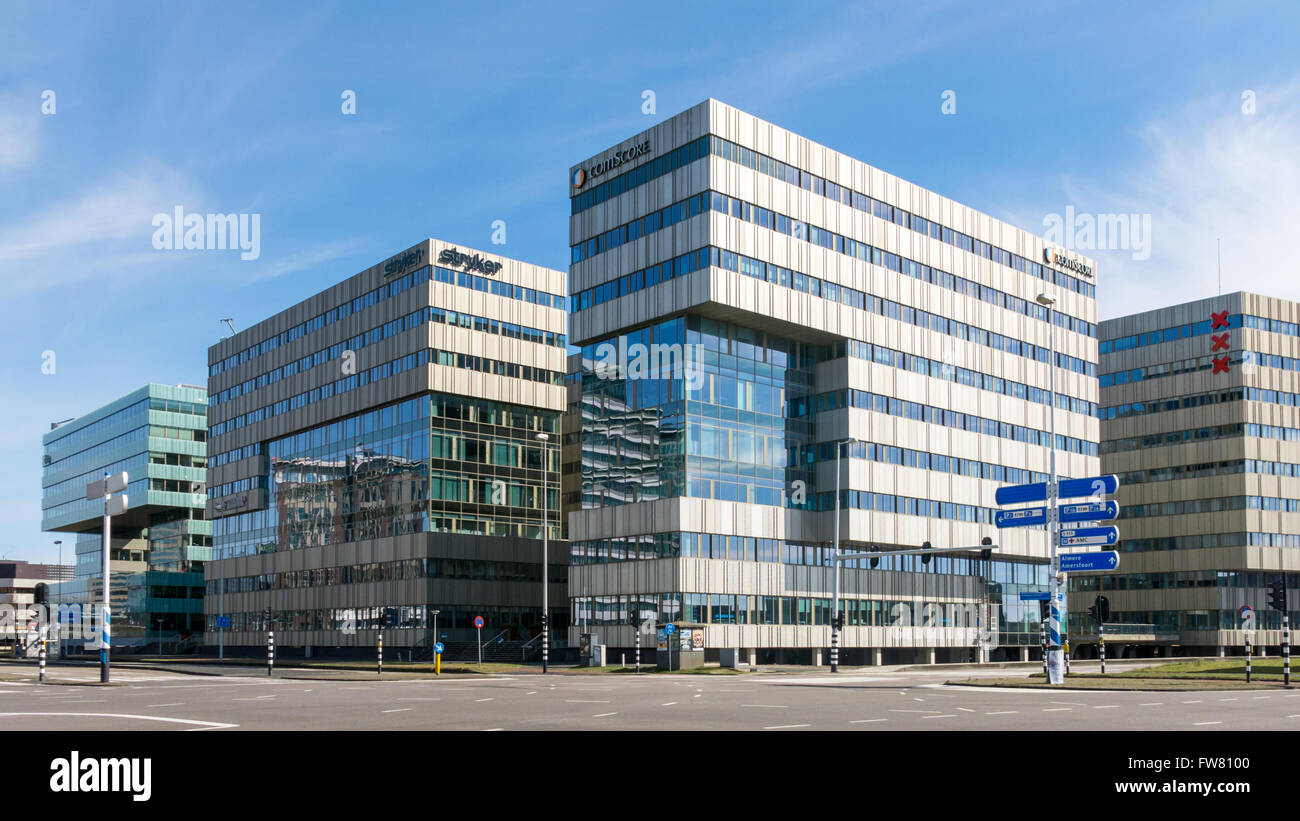 Edifici per uffici su Holterbergweg nel distretto affaristico di Amsterdam Zuid-oost, Paesi Bassi Foto Stock