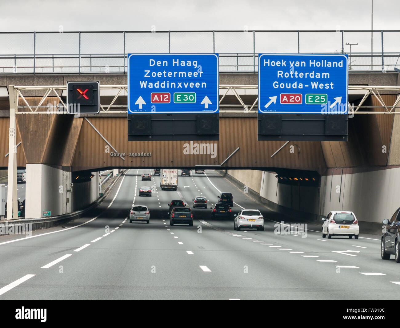 Acquedotto Gouwe sull autostrada A12 - informazioni sul percorso a L'Aia e Rotterdam nei Paesi Bassi Foto Stock