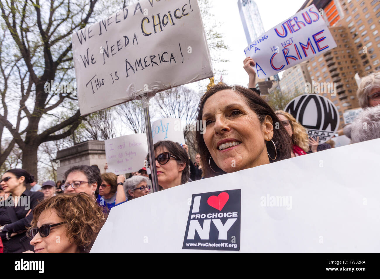 New York, Stati Uniti d'America. Il 31 marzo, 2016. Circa 200 Pro Scelta degli avvocati raccolse in Columbus Circle, al di fuori di Trump Hotel and Towers in risposta al candidato presidenziale repubblicano il commento che le donne che vanno "illegale" aborti deve essere punito. Credito: Stacy Rosenstock Walsh/Alamy Live News Foto Stock